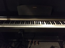電子ピアノ（YAMAHA YDP-151）